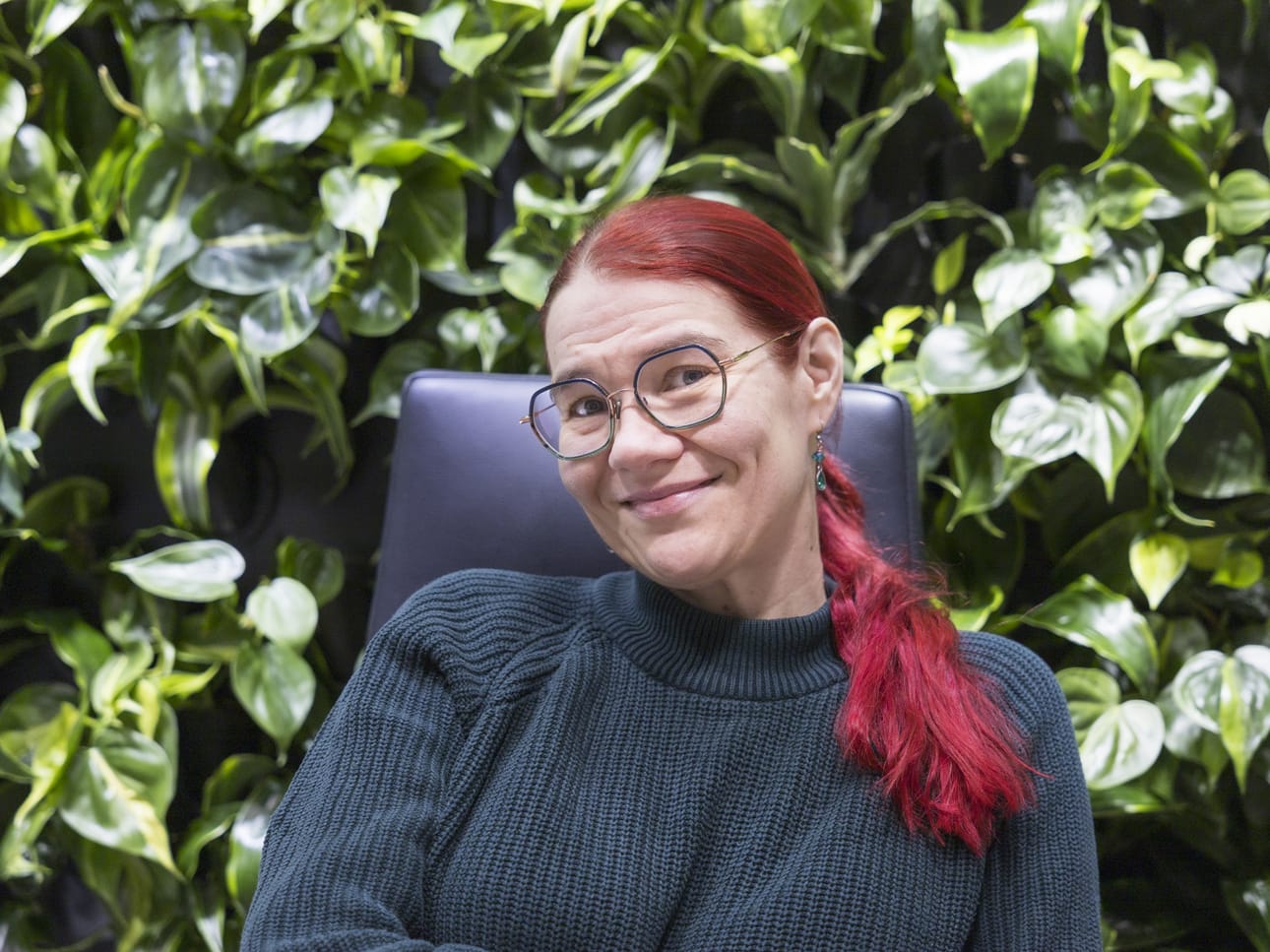 Dosentti Riikka Arffman on mukana hankkeessa, jossa etsitään keinoja naisterveyden edistämiseksi työpaikoilla.