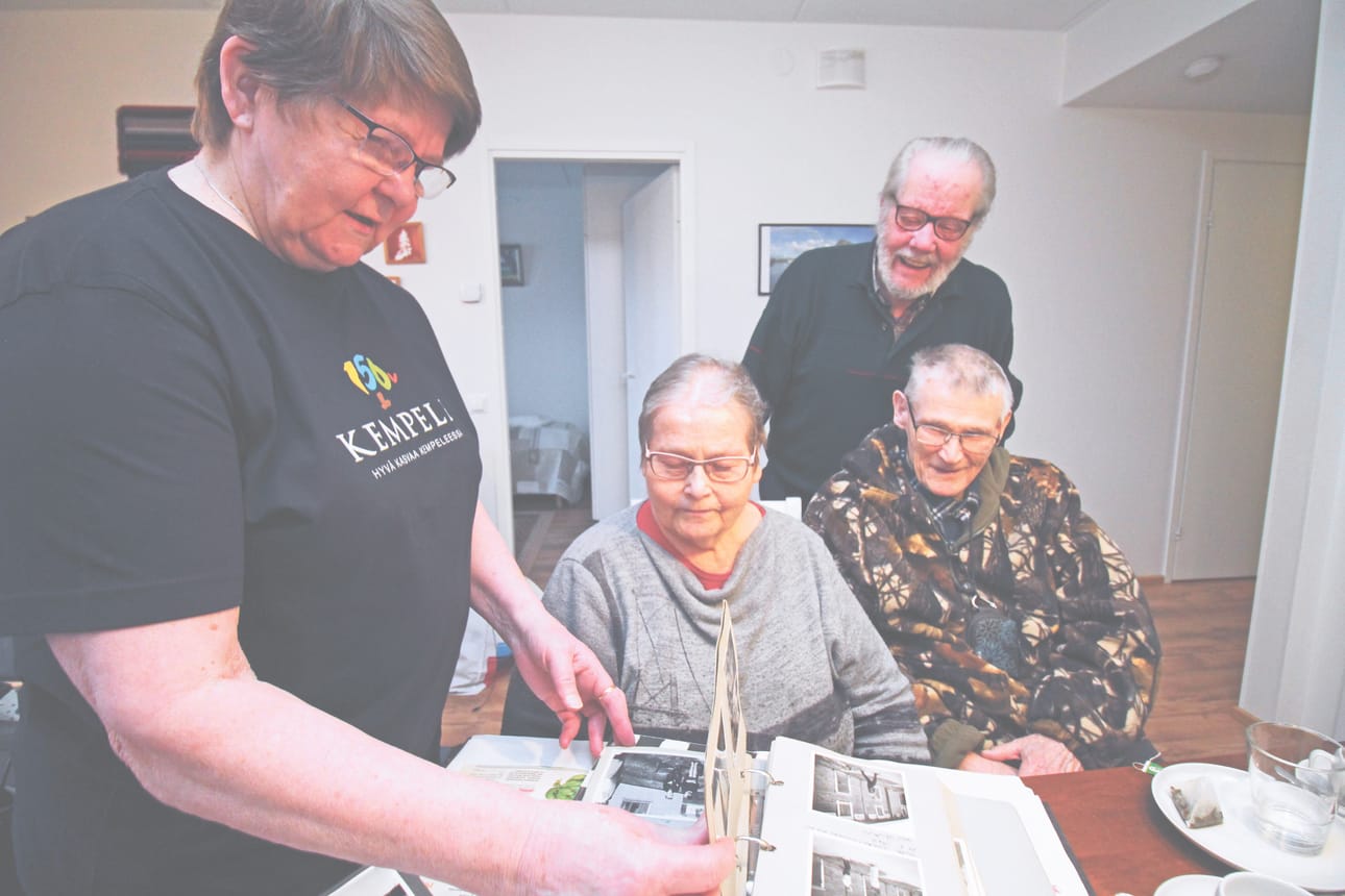 Kaarina Keränen, Eeva Lamberg, Yrjö Penttilä ja Matti Lamber pysähtyivät Pirilän palomuistojen äärelle. Jokaisella on 50 vuoden tapahtumista tarkat muistikuvat.