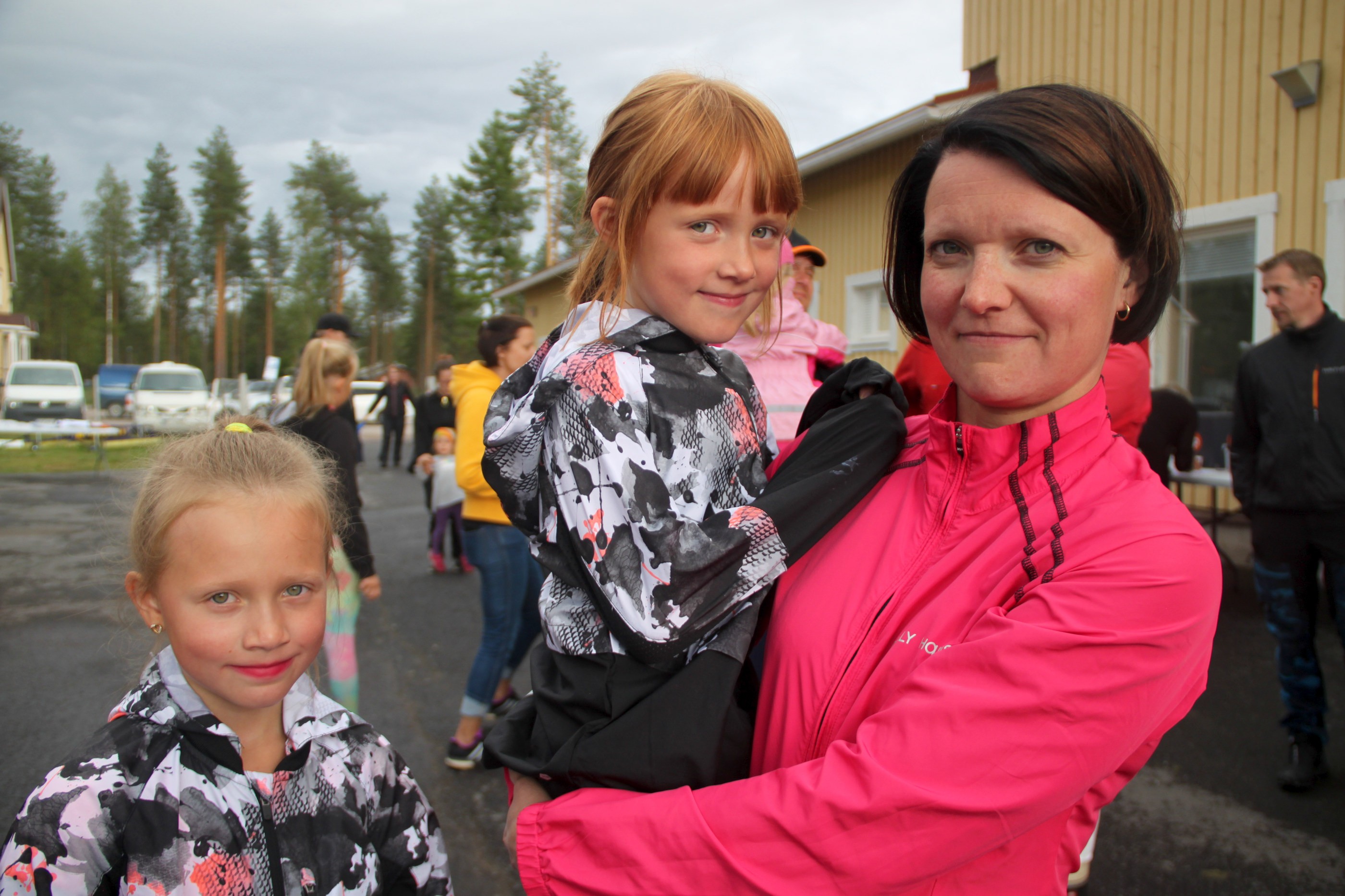 Liisa Moilanen on kilpailun alussa vielä tiukasti äitinsä sylissä, mutta voitti tyttöjen 40 metrin juoksun kisan ja pallon heitossakin hän sijoittui hopealle.  Vieressä seisova isosisko Mette Moilanen sijoittui juoksussa kolmanneksi ja pallon heitossa neljänneksi.