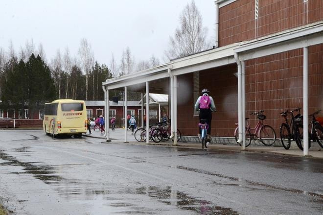 Liikenne P. Koivisto operoi Jurvassa kuljettaen niin työväkeä, koululaisia kuin palveluliikenteen asiakkaitakin. KUVA: JURVAN SANOMIEN ARKISTO