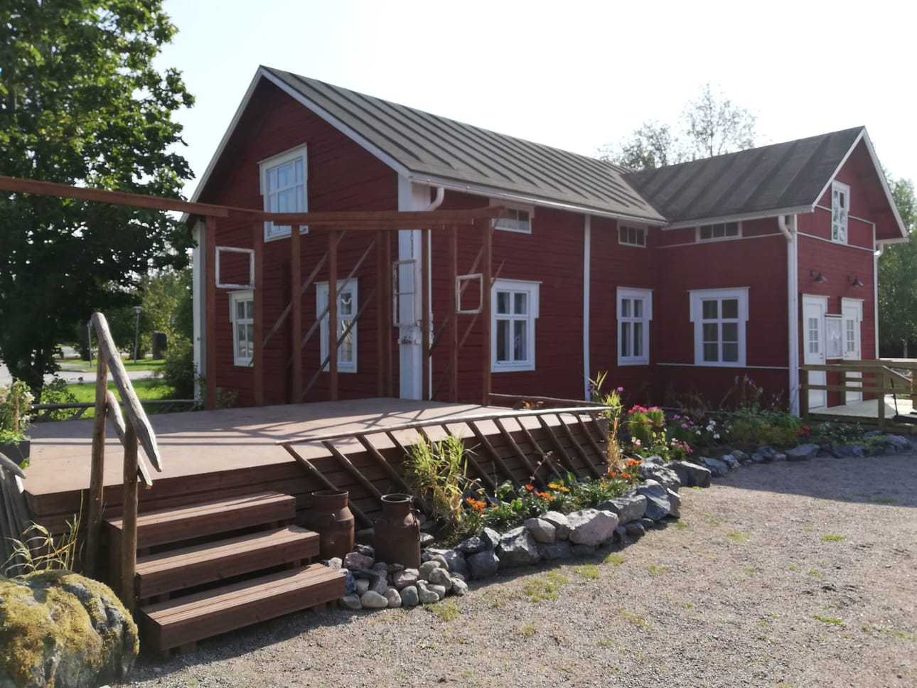 Kärsämäki Areena pidetään vastikään maisemoidulla Konttilan perinnepihalla.