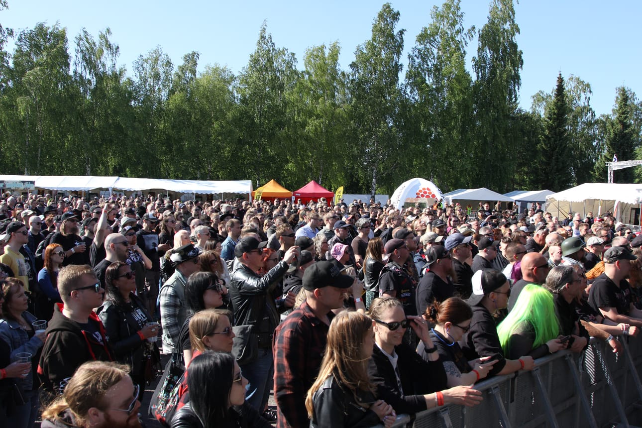 Seuraava esiintyjä, Mustasch keräsi jo lavan edustan täyteen yleisöä.