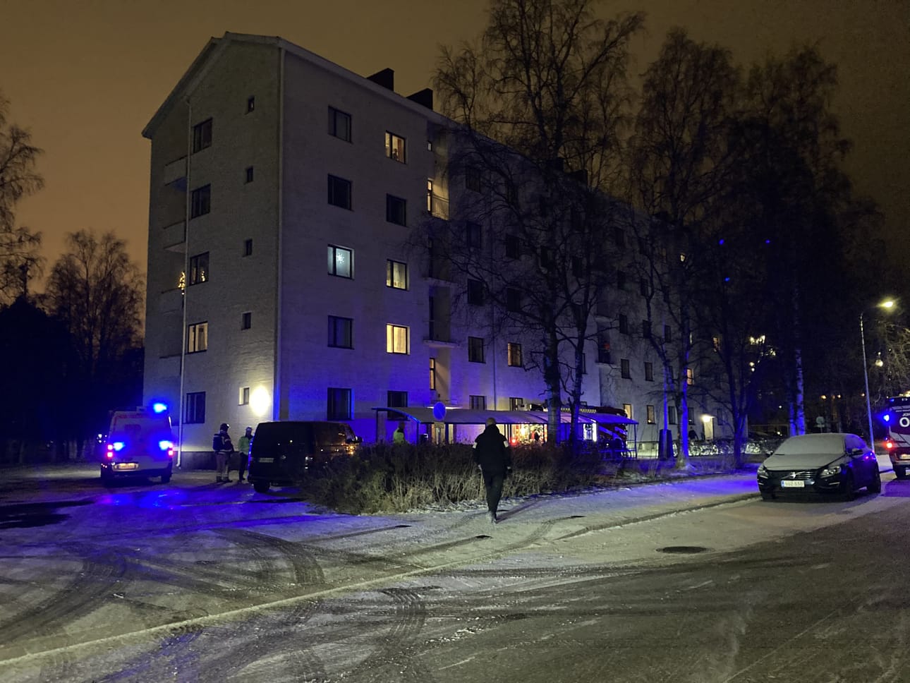 Oulun Rommakkokadulla oli palohälytyksen myötä lauantaina poliisin sekä pelastuslaitoksen yksiköitä.