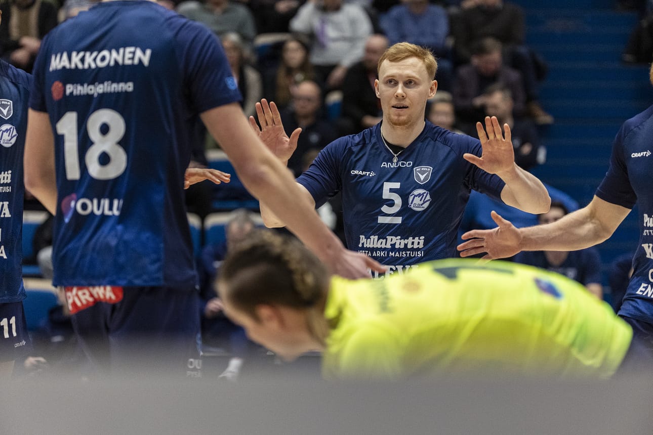 Lasse Jäntti oli tiistaina vastuussa AC Oulu Volleyn passeista.