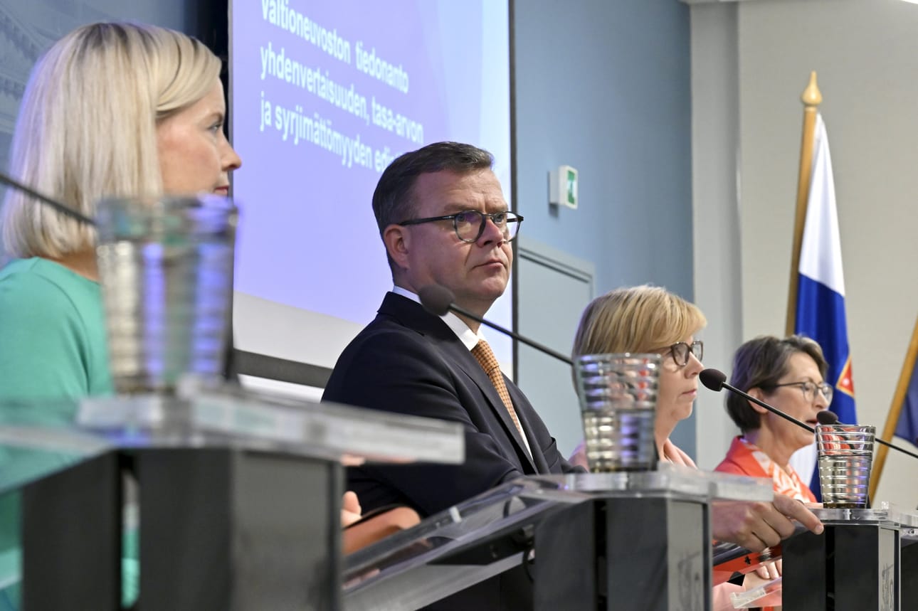 Perussuomalaisten puheenjohtaja Riikka Purra (vas.), kokoomuksen puheenjohtaja, pääministeri Petteri Orpo, RKP:n puheenjohtaja Anna-Maja Henriksson sekä kristillisdemokraattien puheenjohtaja Sari Essayah kertoivat hallituksen tiedonannosta yhdenvertaisuuden, tasa-arvon ja syrjimättömyyden edistämiseksi tiedotustilaisuudessa. LEHTIKUVA / Markku Ulander