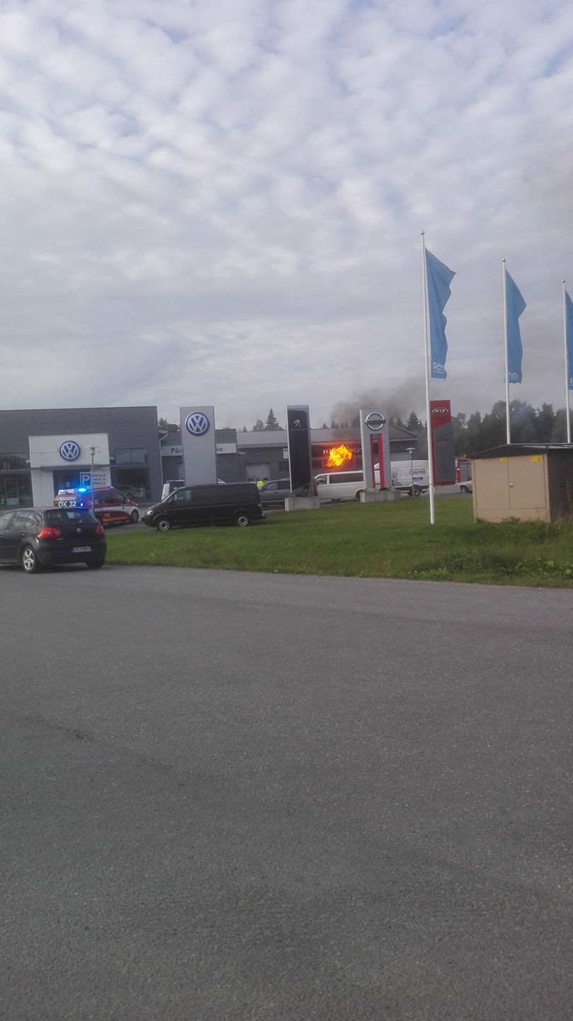 Hälytys palosta tuli tiistaina noin kello 19. Kello 20 paikalla tehtiin jälkiraivaustöitä.