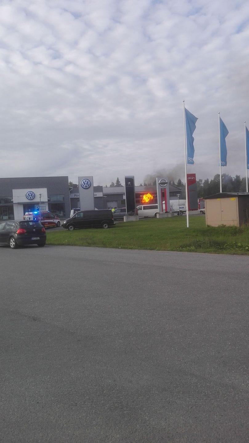 Hälytys palosta tuli tiistaina noin kello 19. Kello 20 paikalla tehtiin jälkiraivaustöitä.