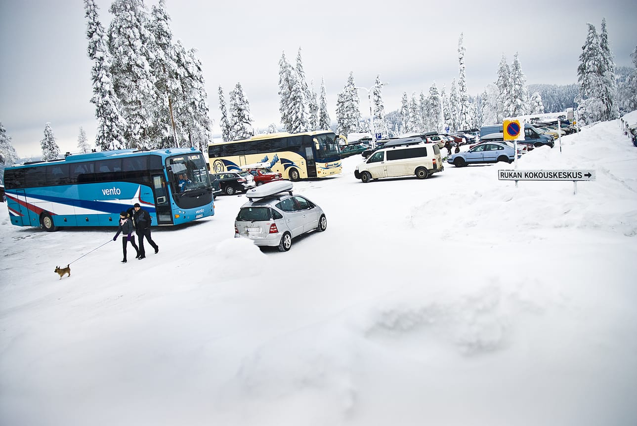 Rukalla parkkitilaa on niukalti muualla kuin pysäköintihallissa.