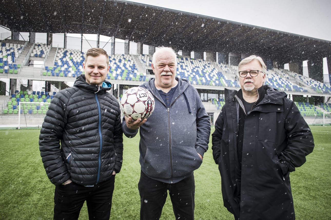 Vaikka lunta tupaan! Mikko Kinisjärvi (vas.), Janne Turunen ja Kari Pyykkö ovat vakioääniä Lapin Kansan uudessa jalkapalloaiheisessa podcastissa, joka on kuunneltavissa ensi kertaa perjantaina.