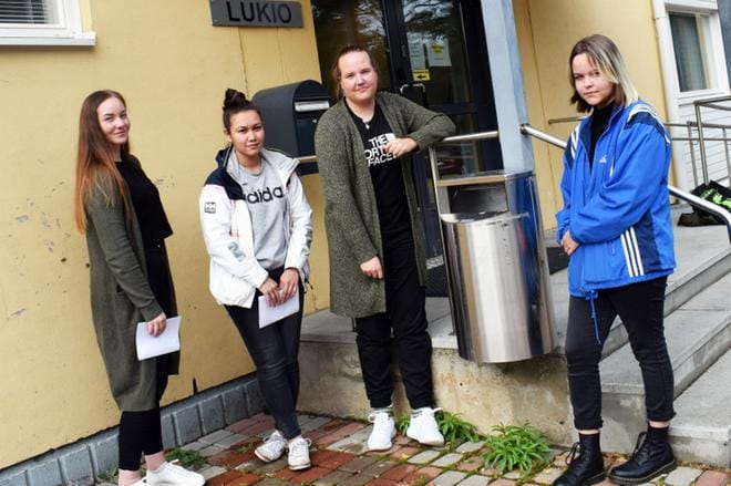 Roskatutkimusprojektiin osallistuneet Viivi Rapo, Sanna Mäkiranta, Jonna Peltokoski ja Helmi Majaniemi pitivät projektista. KUVA: IDA NURMI