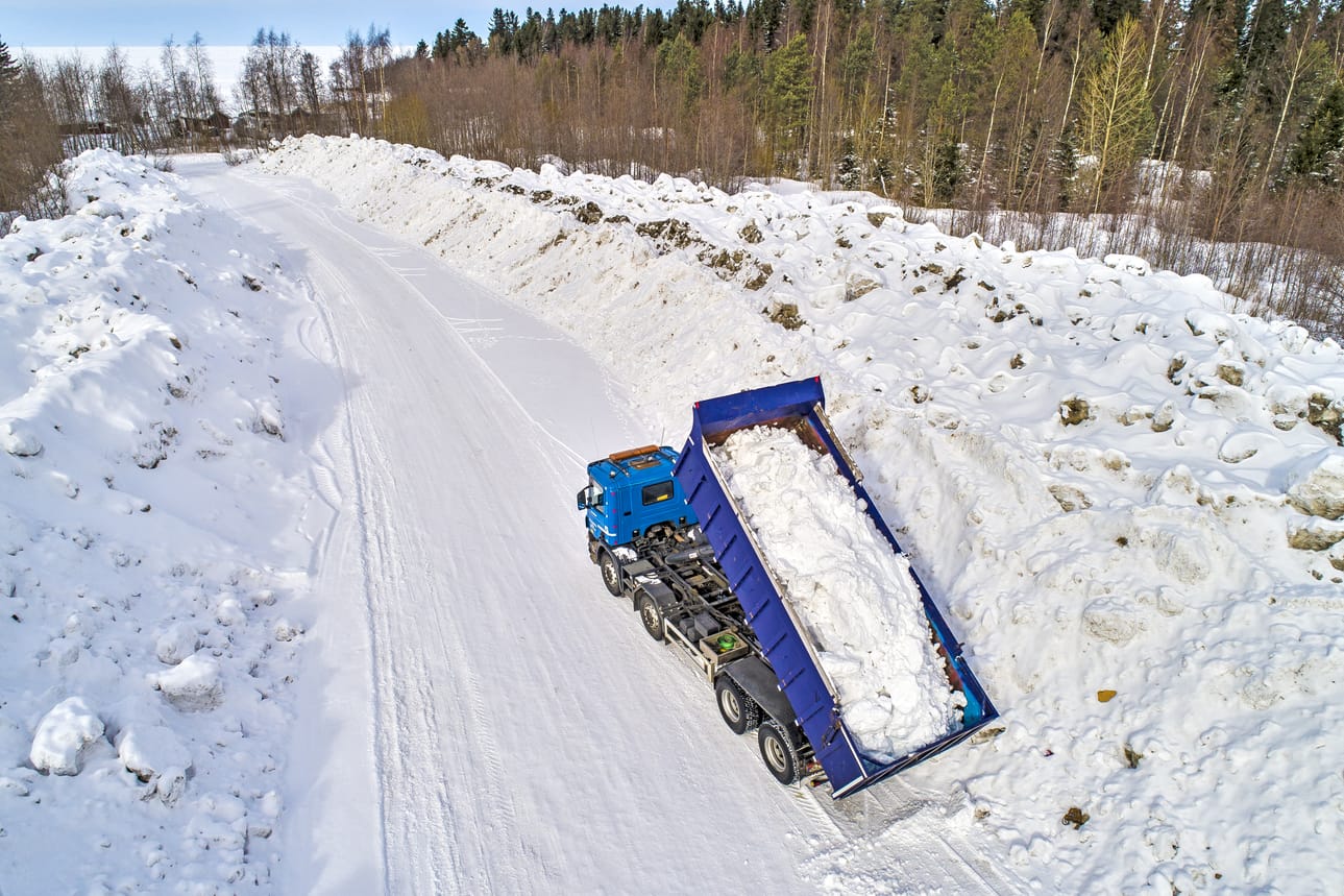 Keskiviikon auraussavottaa seurasi kiirastorstain suuri lumiralli. Hakotarin lumenkaatopaikka alkaa olla jo täynnä.