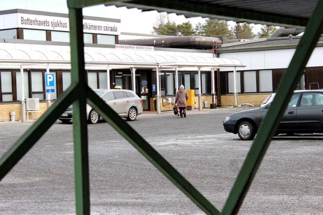 Kristiinan perusturvakeskukseen ja Selkämeren sairaalaan Itäpuolella virtaa asiakkaita. Kaupungin tyyliin valita hoiva-alan työntekijöitä suhtaudutaan epäillen. KUVA: MERILII TOIVONEN