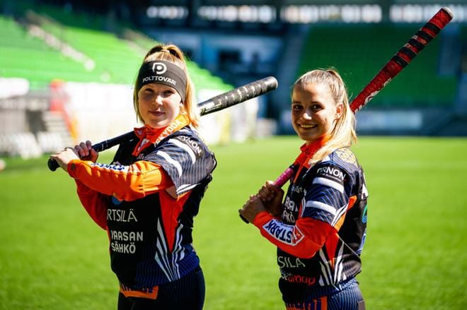 Vaasan Mailattarien Elli Mertaniemi ja Petra Äkkinen olivat tutustumassa Hietalahden stadionin alustaan jo etukäteen. Kuva: Samppa Toivonen