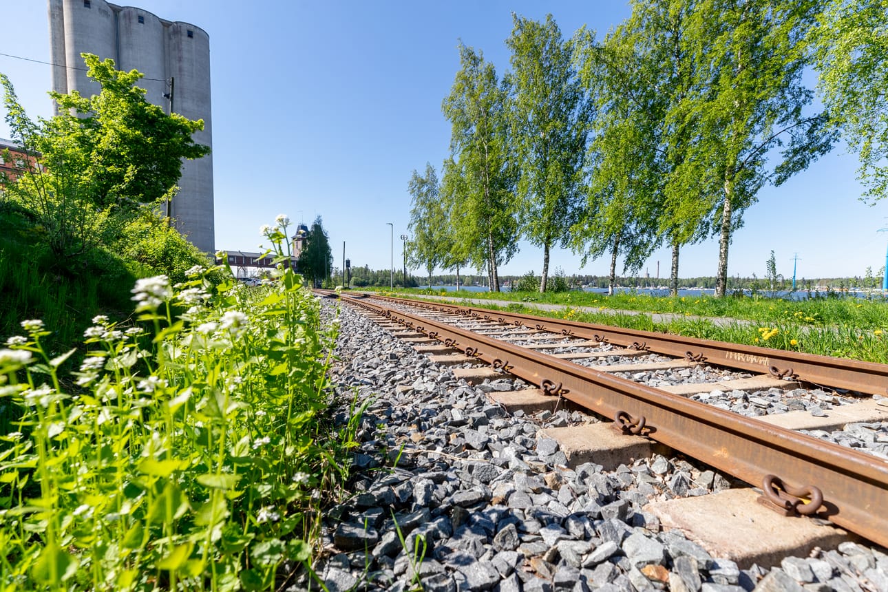 Yhtä kaupunkijunan seisakkeista kaavaillaan Academillin ja purettavien siilojen tuntumaan.