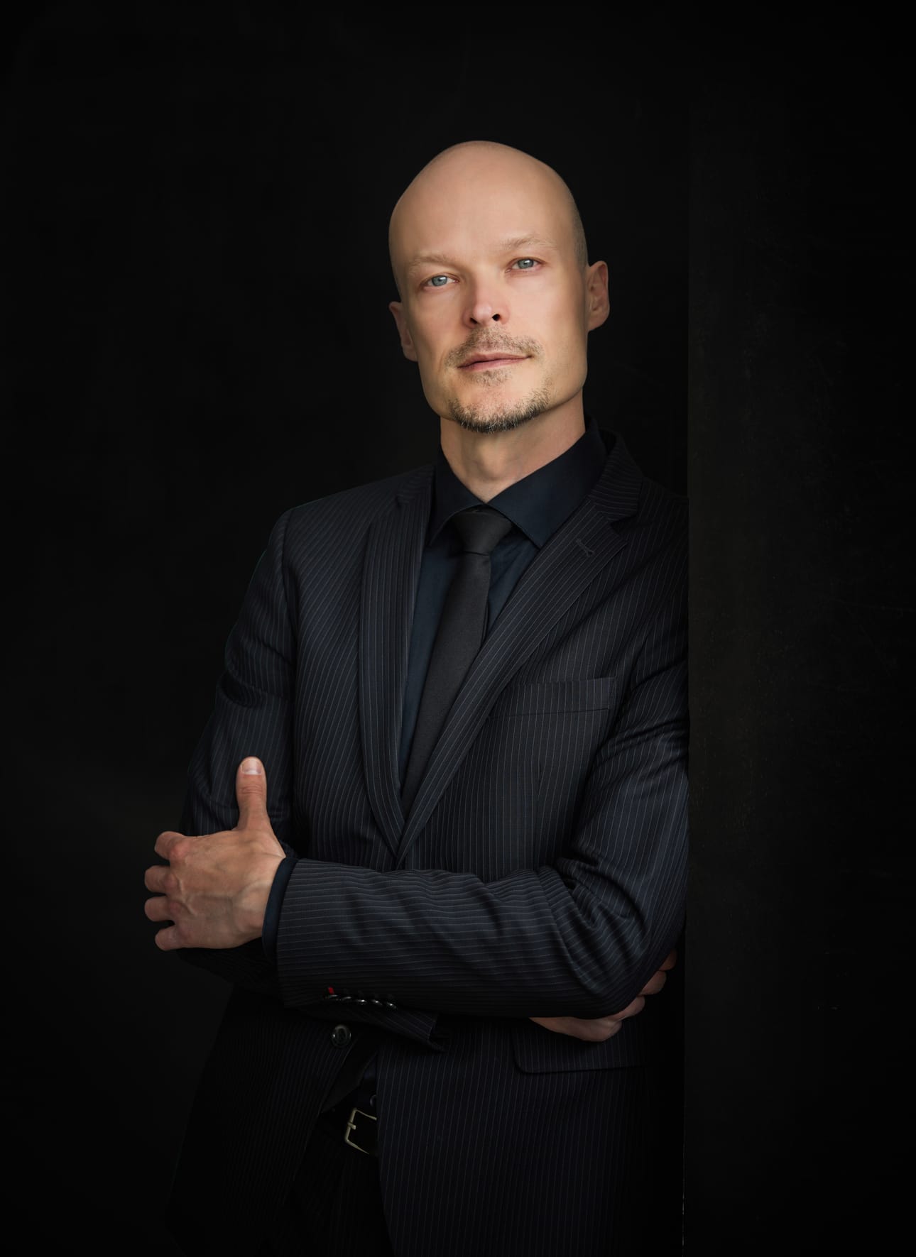 ”Tyylikirjo on klassisesta musiikista messuun ja hyvin musikaalimaisiin vaikutteisiin, joten uskon sen sopivan monenlaisille katsojille”, MASSin pääroolin tekevä oopperalaulaja Ville Rusanen sanoo.