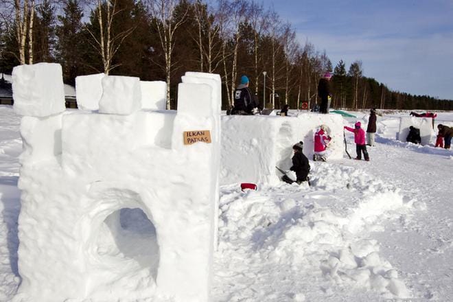 Peräseinäjoen Kalajärvellä voi heittää talviloman aikana kirvestä. Kuva Kalajärvellä järjestetystä talviriehasta muutaman vuoden takaa. Kuva: Heikki Hakanen.