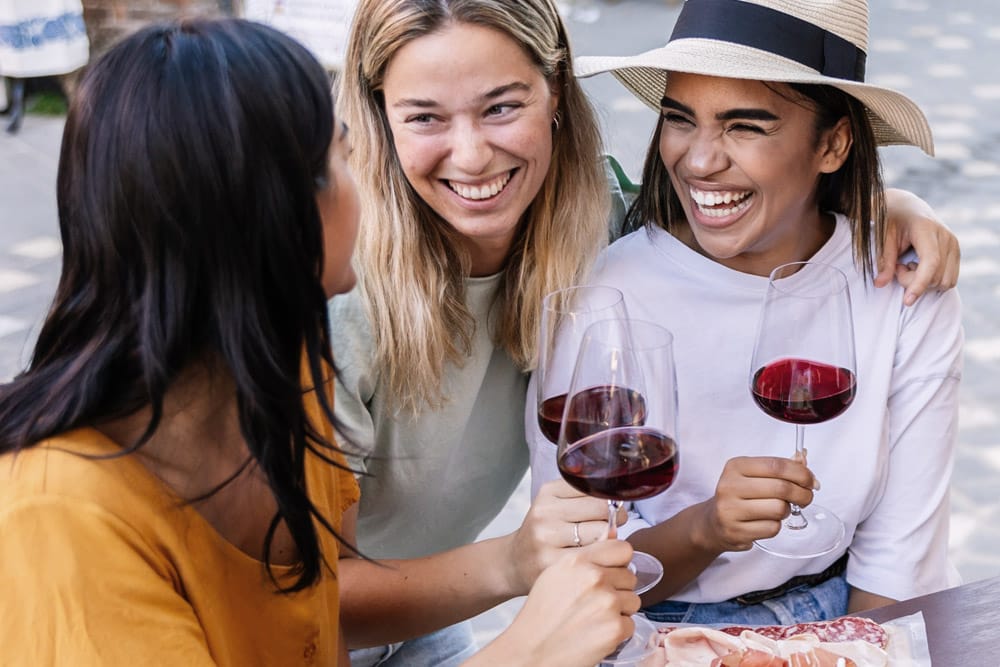 Tarkastamon patio on kaupungin kutsuvin kesäolohuone. Koko rakennuksen levyinen ja sen kulmankin ympäri kaartava terassi on täydellinen paikka nauttia rennoista kesäpäivistä ja -illoista!