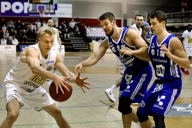 Kobrien Panu Peltokangas (vas) piti palloa, jota Katajan Matias Ojala ja Ilari Seppälä (oik) tuntuivat kovasti haluavan itselleen. KUVA: HEIKKI HAKANEN