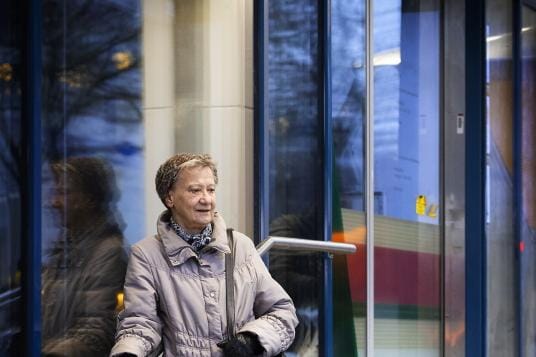 Eläkeläinen Maila Rönnqvistin mielestä kahden tunnin jonotus pankissa on liikaa. KUVA: JARNO PELLINEN