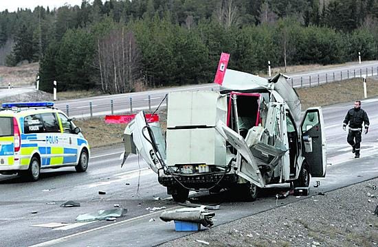 Röyhkeä teko. Perjantaina Södertäljen eteläpuolella ryöstetty arvokuljetusauto räjäytettiin hajalle.
