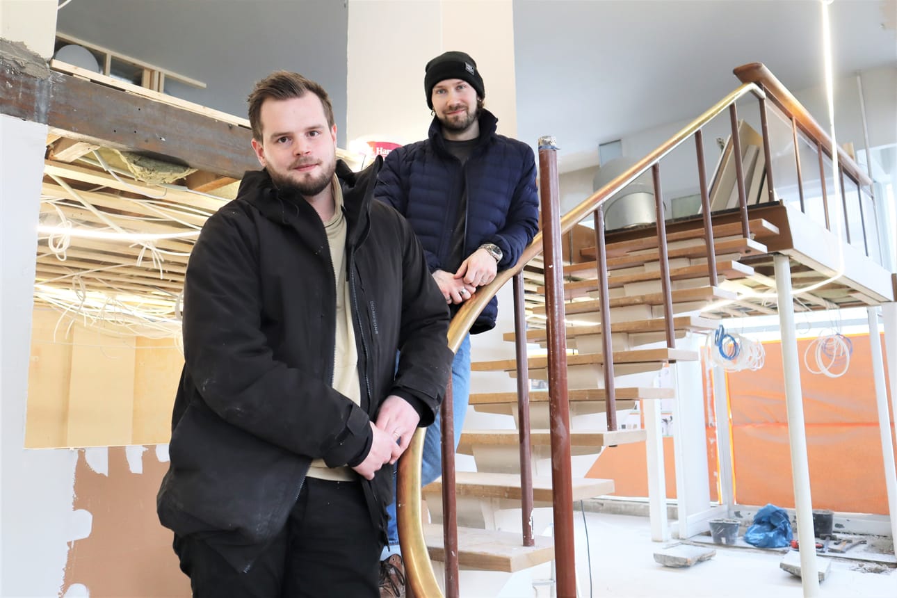 Mattias Åhman ja Simon Selin seisovat viinihuoneeseen vievillä rappusilla. Uudessa Fröj-ravintolassa on säästetty myös vanhaa.
