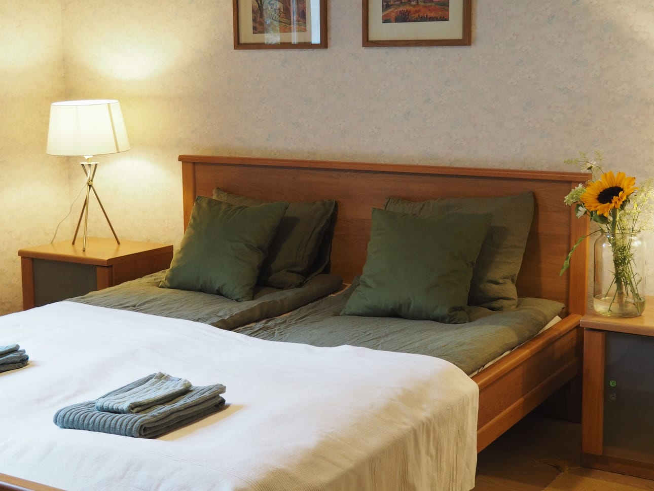 Majatalossa on päätalon B&B-huoneiden lisäksi mökkimajoitusta.