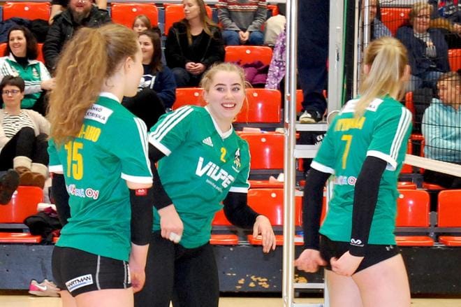 Alisa Mansikka-aho (vas.), Julia Junila ja Emilia Tyynismaa etenivät Suomen kahdeksan parhaan joukkoon. KUVA: PETRI HEIKKINEN