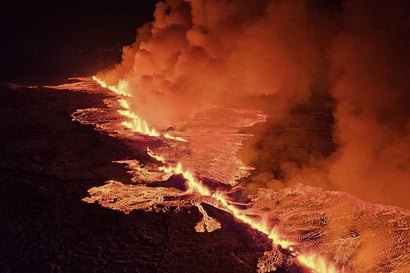 Islannissa alkoi tulivuorenpurkaus Reykjanesin niemimaalla – Grindavikin kaupungissa jännitetään, minne purkaus etenee