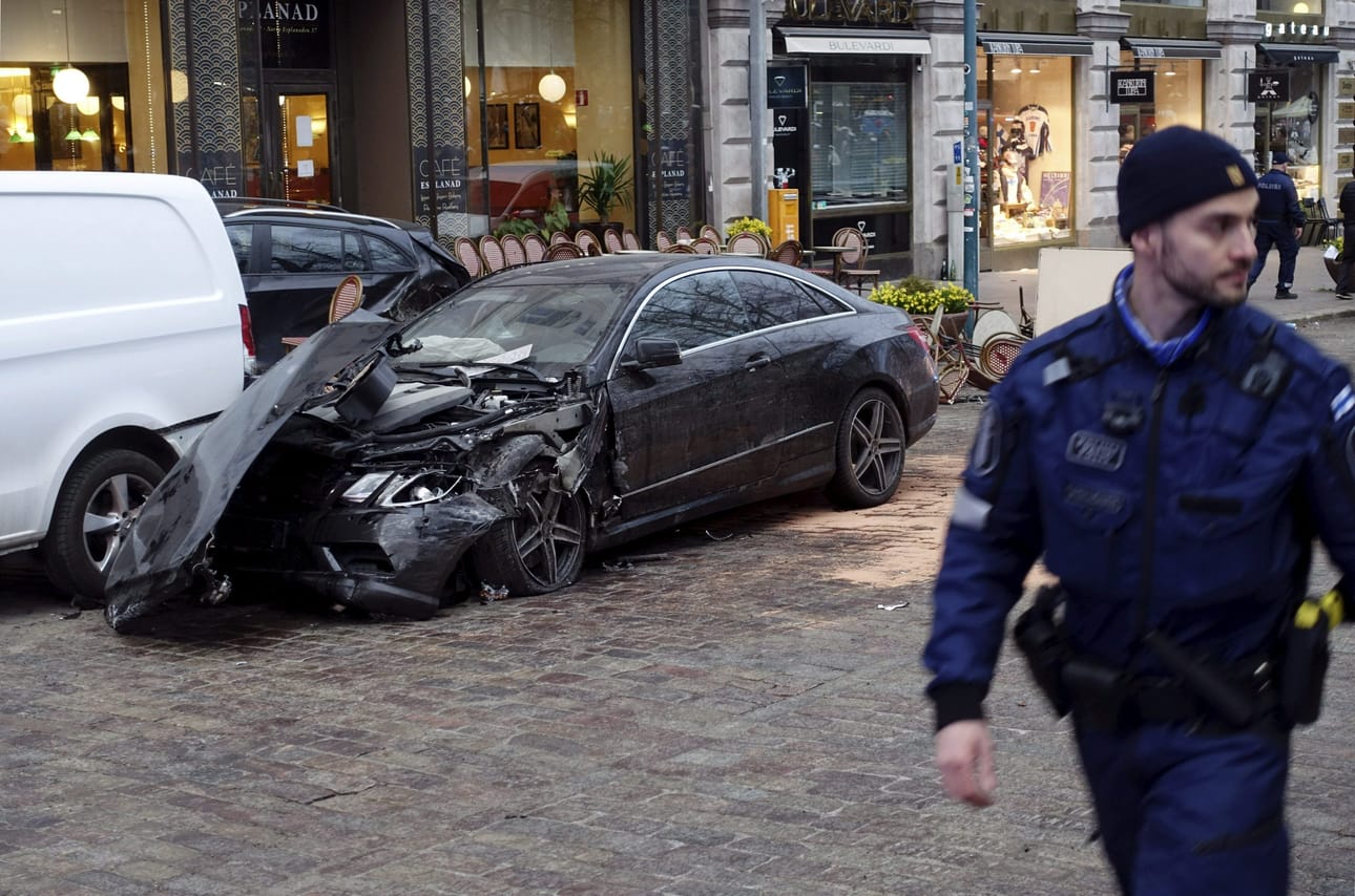 Tapahtuma-aikaan toissa vappuaattona Pohjoisesplanadilla oli paljon ihmisiä. LEHTIKUVA / TEEMU SALONEN