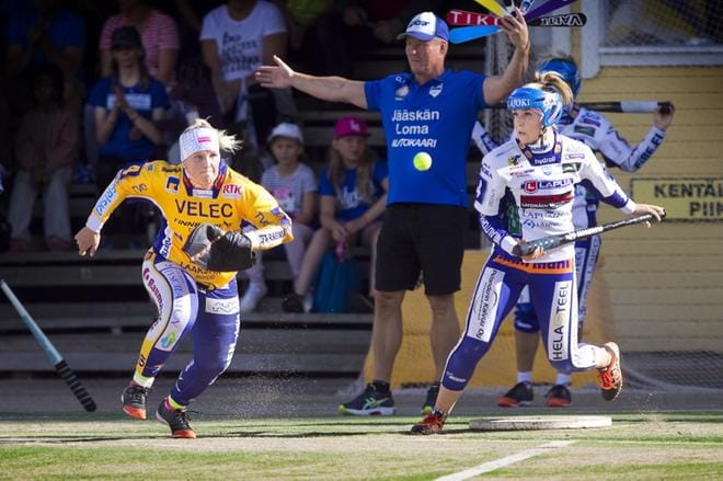 Rauman lukkari Jenna Kammi-Rahnasto (vas) syöksyi viime vuonna pallon perään Virkiän Saija-Maria Saaren näppilyönnin jälkeen. Ensi kaudella Kammi-Rahnasto kantaa taas Virkiän paitaa.
