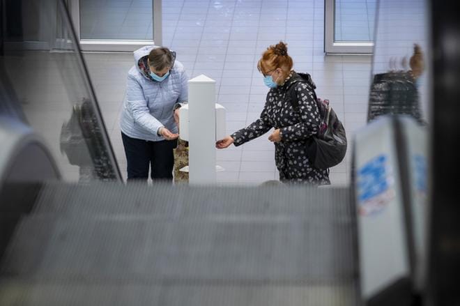 Jouluruuhkassa kaupoissa kannattaa muistaa turvavälit ja asioida mahdollisuuksien mukaan hiljaisina aikoina. Arkistokuva: Jarno Pellinen