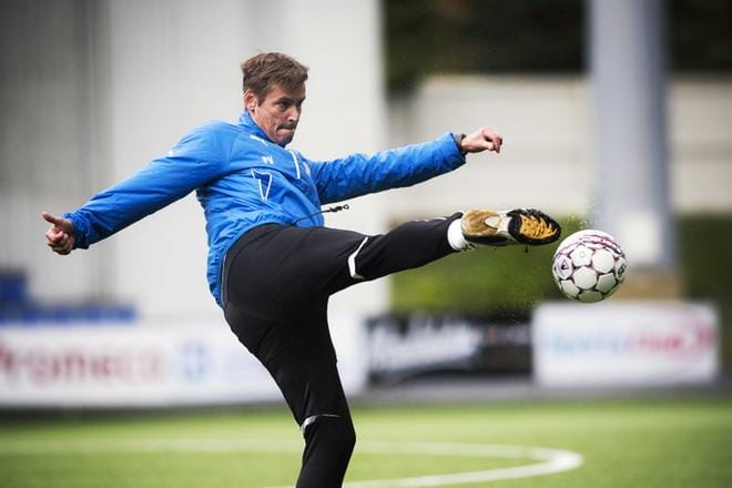 VPS:n päävalmentaja Petri Vuorinen näyttää pelaajilleen miten volleypotku tehdään. KUVAT: JARNO PELLINEN
