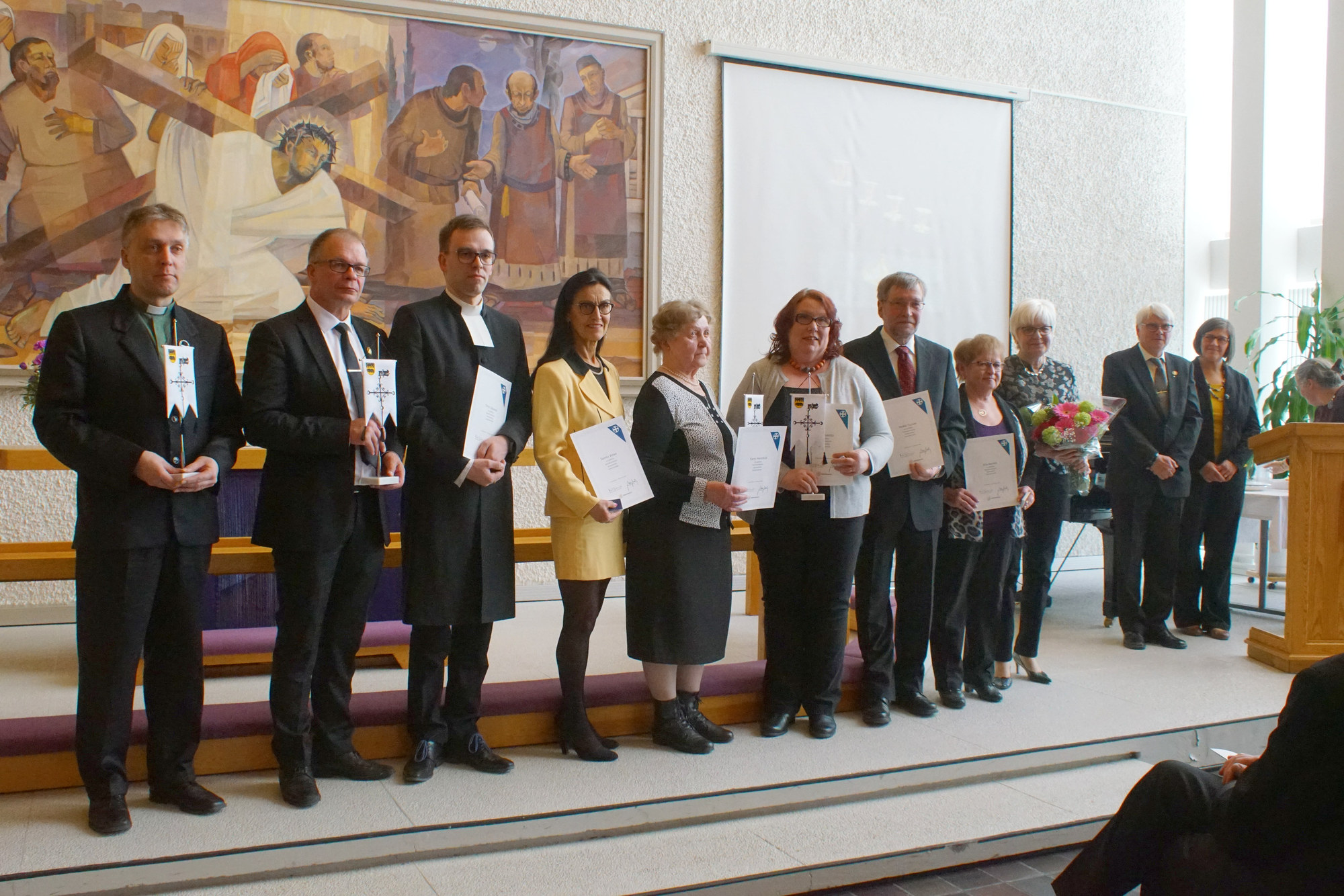 Joukko ansioituneita viranhaltijoita ja luottamushenkilöitä sai juhlassa mitalinsa.