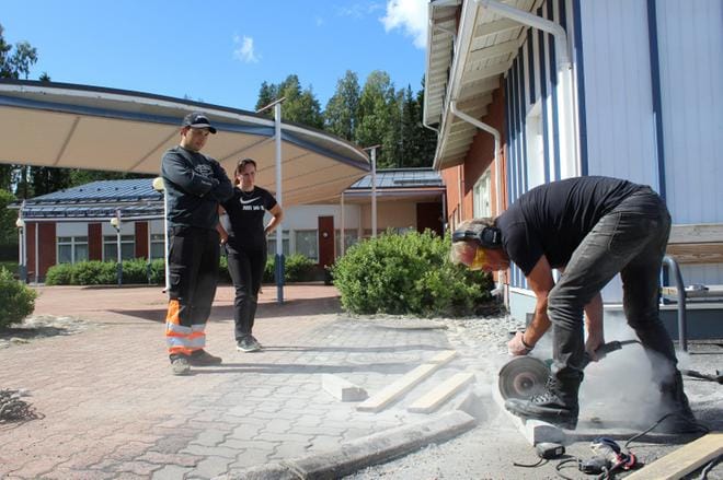 Opiskelijat palaavat Kuortaneen lukiolle jälleen ensi viikolla. Tällä viikolla lukion pihamaan uutta laatoitusta viimeistelivät kunnan työntekijöihin lukeutuvat Asko Ylinen (oikealla) sekä Margit Nurmi ja Jani Liinamaa. KUVA: REIJO HEIKKILÄ