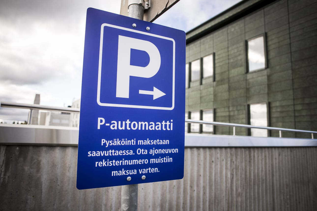 Pysäköintiautomaatteja on kaksi: päivystyksen sisäänkäynnin edustalla ja pääsisäänkäynnin oikealle puolelle avatulla pysäköintialueella.