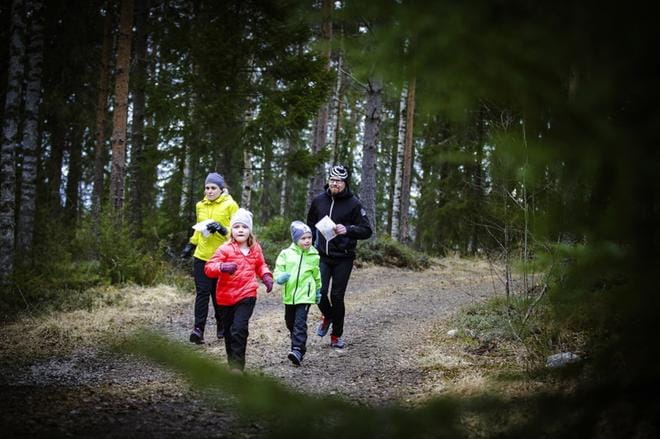 Laihialaiset Arto ja Hannele Tammi lähtivät metsään yhdessä lapsiensa Mintun, 7, ja Tatun, 6, kanssa. Äiti ja poika kiersivät yhdessä 1,2 kilometrin D-radan isän ja tyttären suunnatessa hieman pitemmälle C-radalle. KUVAT: MAIJA SAANIO