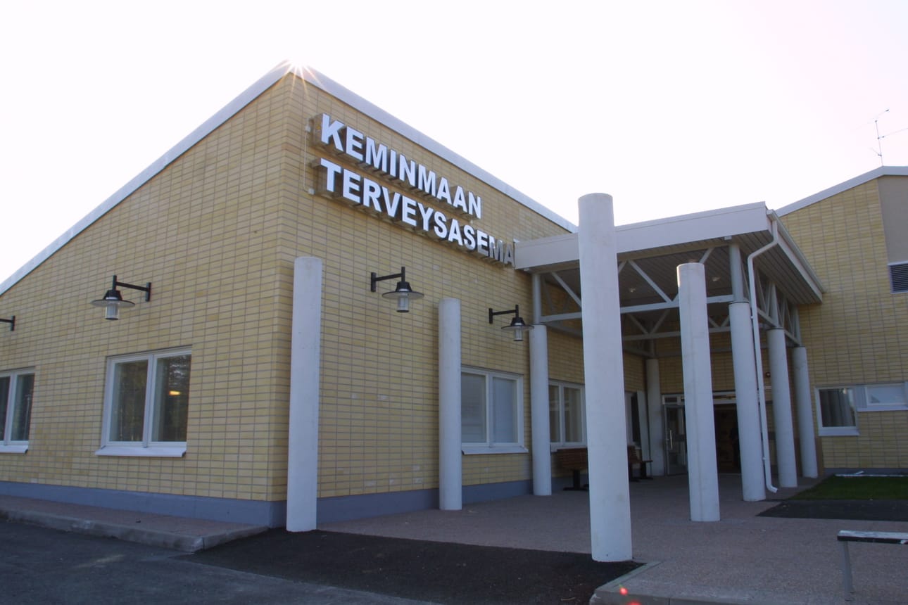 Keminmaan terveyskeskuksen toiminta ulkoistettiin Mehiläinen Terveyspalveluille vuonna 2018 ja rakennus myös siirtyi silloin sen omistukseen.