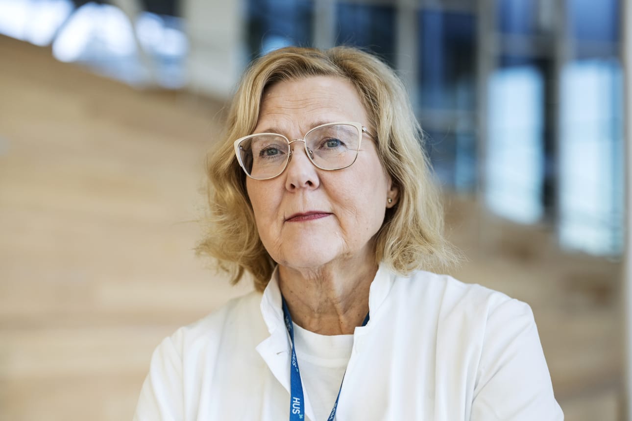 Palliatiivisen lääketieteen professori ja syöpätautien ja sädehoidon dosentti Tiina Saarto kertoo, että jos potilaalla ei ole tehtynä hoitotahtoa, hoitava taho kääntyy ensisijassa läheisen tai edunvalvojan puoleen.