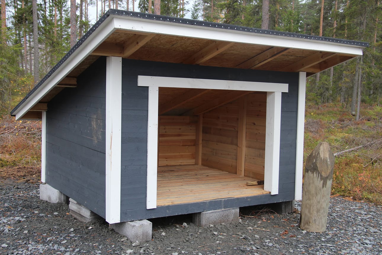 Puuvarasto markkaranpaistopaikalla, Toholan kuntoradan varrella.
