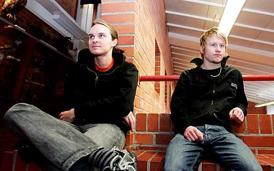 Sami Räbinä (vas.) arveli, että englannin kuuntelu meni läpi. Jaakko Karttunen taas toivoi nostaneensa englannin arvosanansa ainakin pykälän verran ylöspäin.