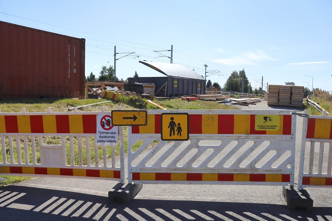 Työnjohtaja Kari Mustikkamaa sanoo, että Risteyssillan korjaus etenee aikataulussa.