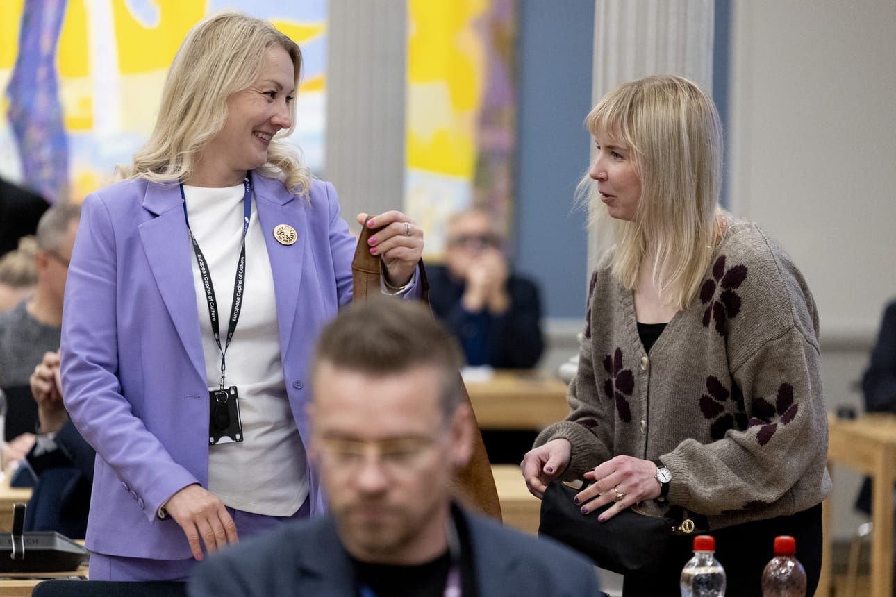 Susanna Kisner luopui kokoomuksen valtuustoryhmän puheenjohtajuudesta maanantaina, koska hänestä tulee vajaan kuukauden päästä kaupunginhallituksen puheenjohtaja. Etualalla kokoomusryhmän ensimmäiseksi varapuheenjohtajaksi valittu Veli-Pekka Pohjola ja oikealla kokoomuksen valtuutettu Erika Taube-Säkkinen.