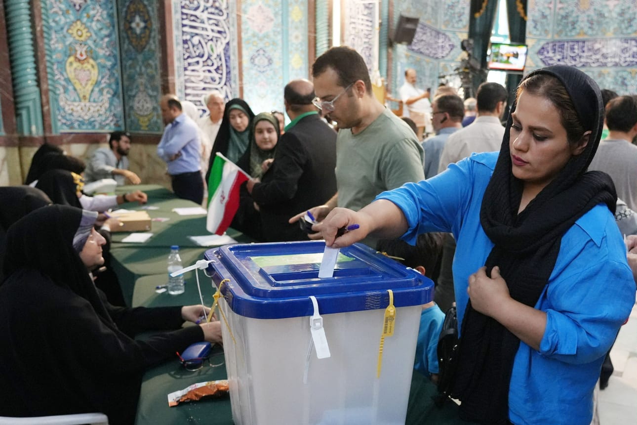Iranilaiset äänestivät presidentivaalien ensimmäisellä kierroksella perjantaina. Vaaleja aikaistettiin, koska edellinen presidentti Ebrahim Raisi kuoli helikopteriturmassa toukokuussa. LEHTIKUVA/AFP
