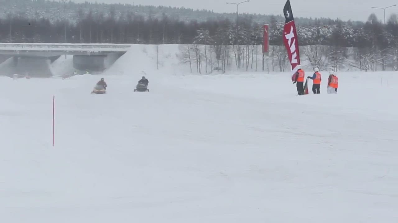 Moottorikelkkailun jääspeedwaykisat Ounaspaviljongin edustalla