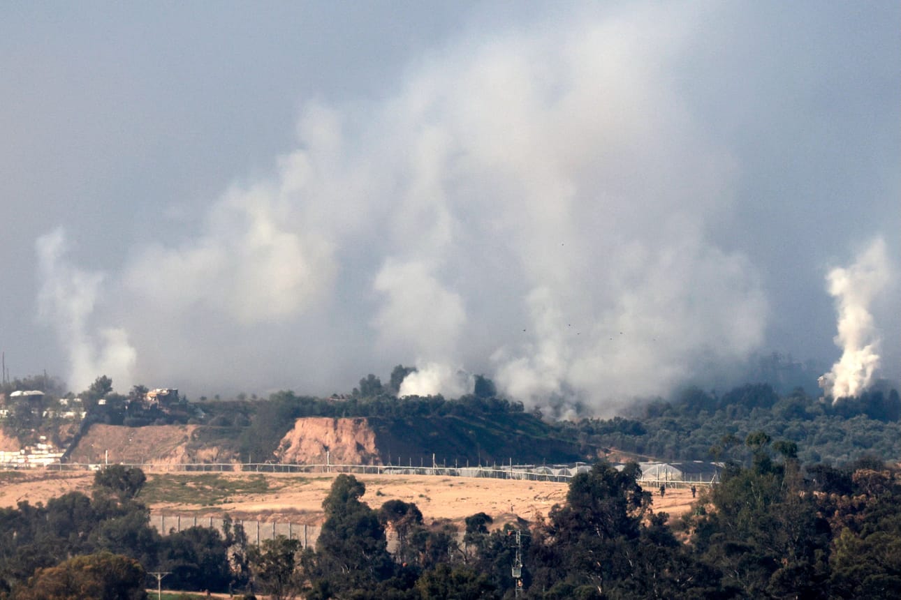 Gazan alueelta nousee savua Israelin hyökkäysten jälkeen tänään 31.12.