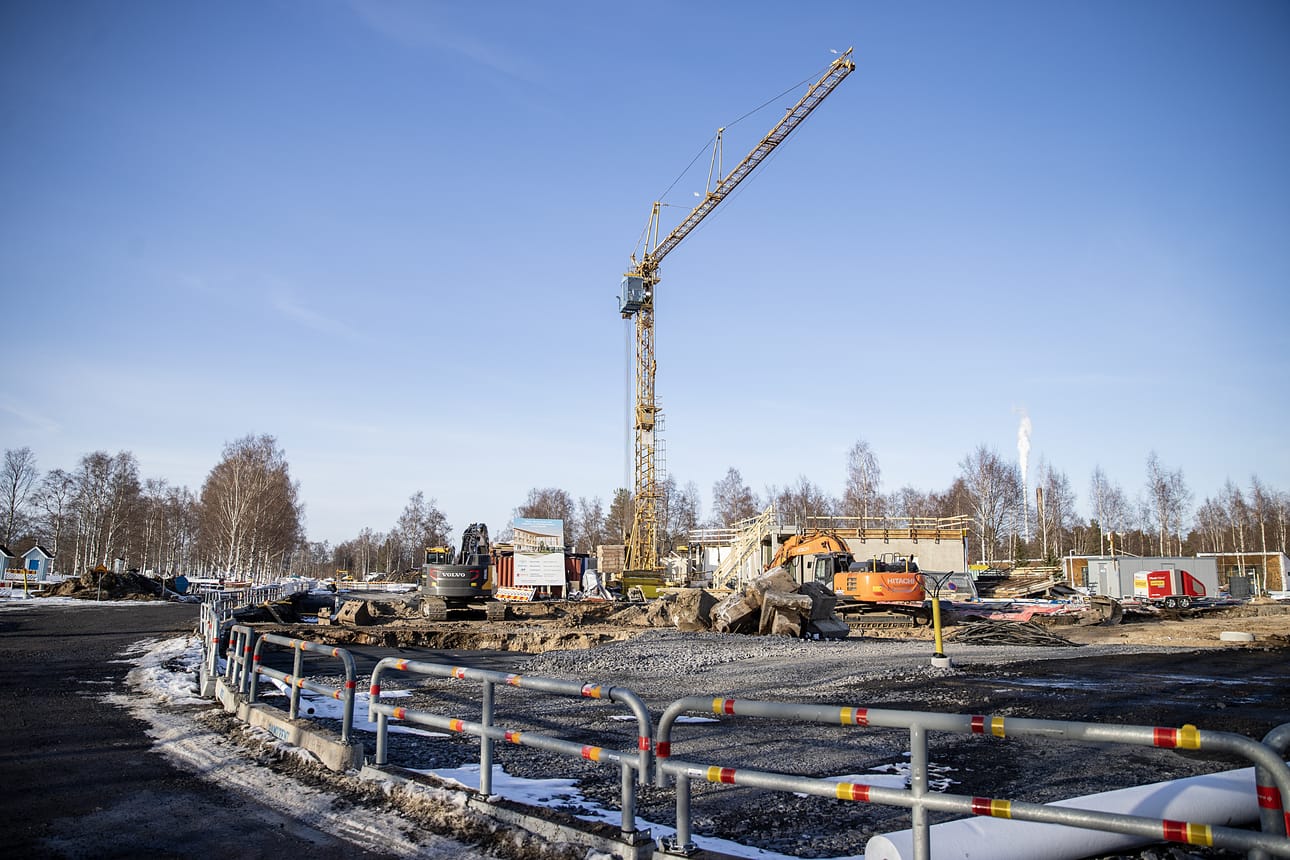 Nallikarin uuden majoitus- ja liiketilarakennuksen maatyöt on jo tehty ja ensimmäisen kerroksen seiniä pystytetty.
