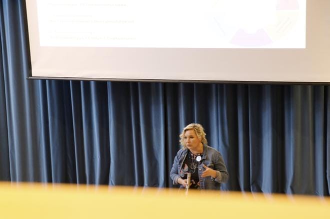 Petra Pulkkinen kertoi Vimpelissä ulkopuolisen vaikutelmia Järviseudun elinkeinoelämästä. Kuva: Hannu Purola