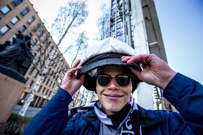 Helsingin yliopiston Vaasan yksikön oikeustieteen opiskelija Toni Tähtinen lakitti Topeliuksen patsaan. Sitä ennen hän halusi testata lakkia itse.
