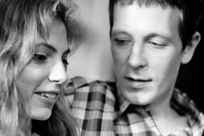 Tallinnan pimeys on myös Marian (Milena Gulbe) ja Toivon (Ivo Uukkivi) rakkaustarina. KUVA: Yle Kuvapalvelu