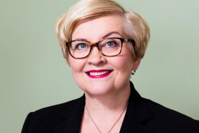 Kunta- ja uudistusministeri Anu Vehviläinen saapuu Alajärven 150-vuotisjuhlaan. KUVA: VALTIONEUVOSTO